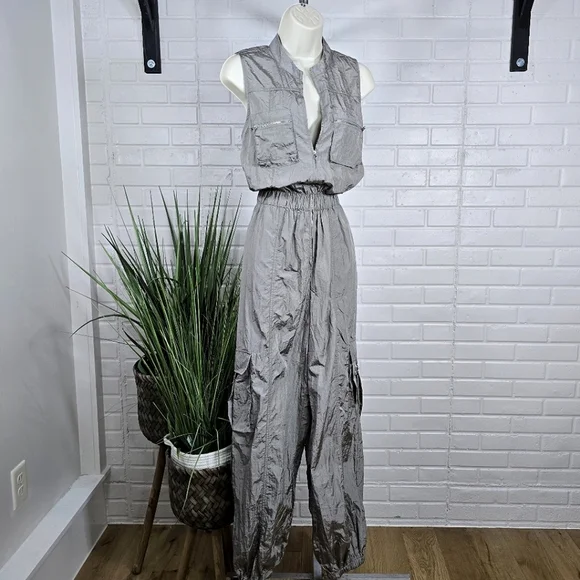 Forever 21 Gray Halographic Sleeveless Cargo Jumpsuit Size Large - Picture 2 of 16